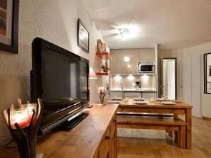 Een koelkast, een microgolfoven, een vaatwasser