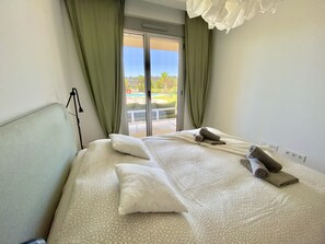2 室のベッドルーム、アイロン / アイロン台、WiFi (無料)、ベッドシーツ