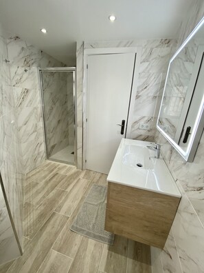 Shower, hair dryer, towels