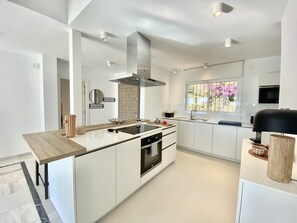 Kühlschrank, Mikrowelle, Ofen, Geschirrspüler
