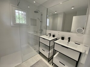 Badewanne, Haartrockner, Handtücher