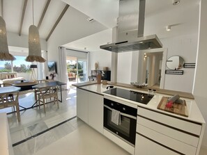 Køleskab, mikrobølgeovn, ovn, opvaskemaskine