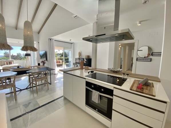 Een koelkast, een magnetron, een oven, een vaatwasser