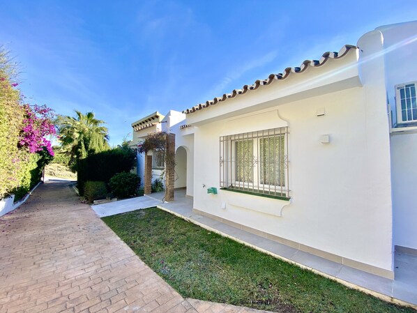 Unclassified image, 1 of 39, button