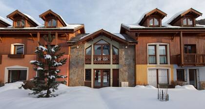Cozy Alpine Chalet · Close to Pontillas Lift · Free Shuttle & WiFi · Sleeps 8