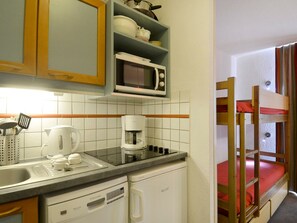 Een koelkast, een microgolfoven, een vaatwasser