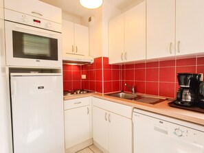 Fridge, oven, dishwasher, coffee/tea maker