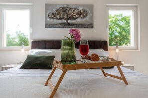 3 Schlafzimmer, kostenlose Babybetten, Bettwäsche