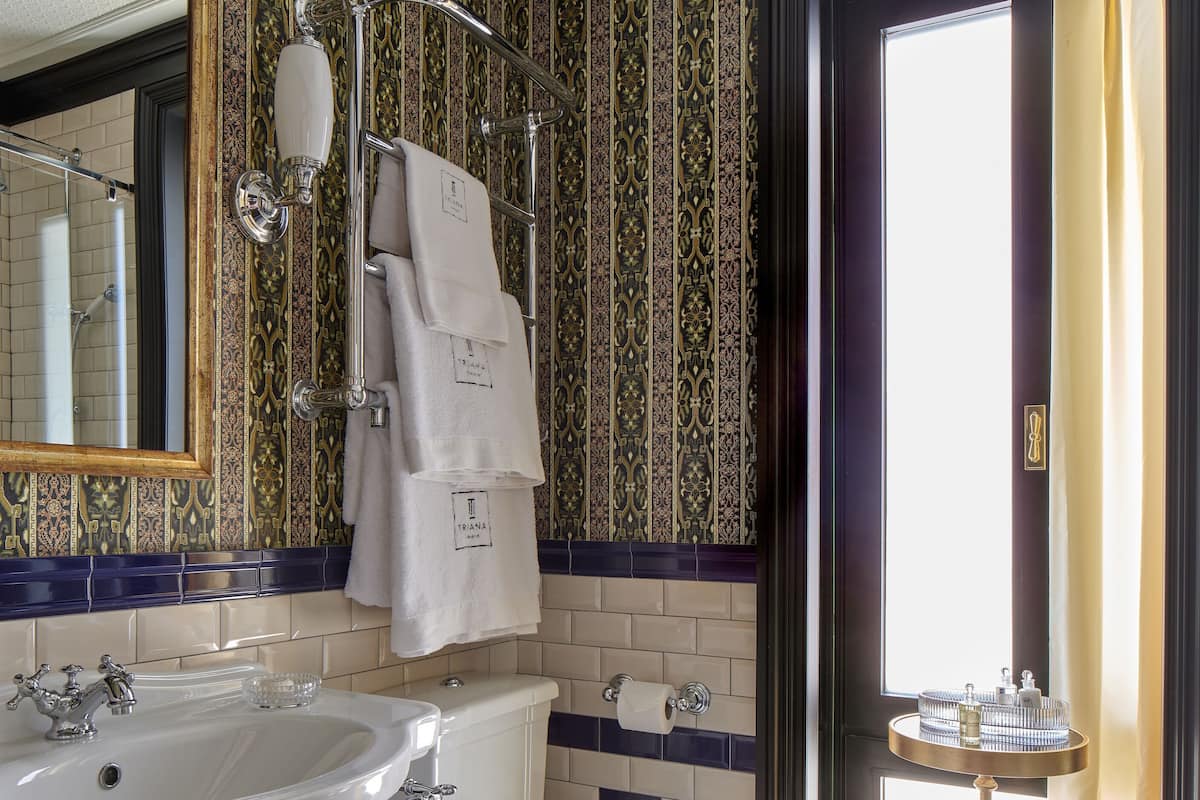 Une salle de bain avec un lavabo, des toilettes et un miroir.