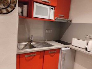 A compact kitchen with a sink, a microwave, a toaster, and a small refrigerator. - Renovated apartment near slopes with free parking (La Plagne Montchavin Les Coches)