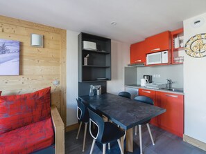Fridge, dishwasher, coffee/tea maker, toaster