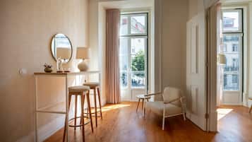 Habitación exclusiva | Caja de seguridad en la habitación y escritorio