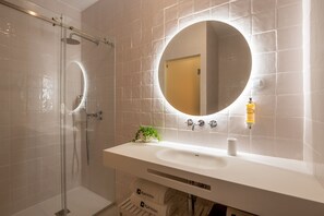 Dusche, Regendusche, kostenlose Toilettenartikel, Haartrockner