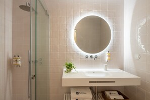 Dusche, Regendusche, kostenlose Toilettenartikel, Haartrockner