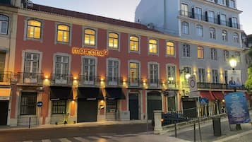 Vista frontal de la propiedad por la tarde o noche