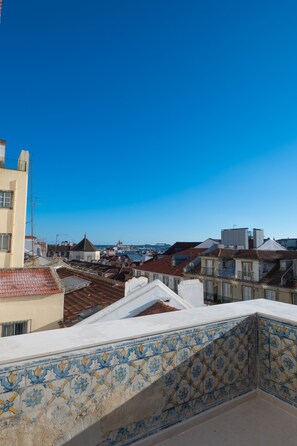 Un immeuble de grande hauteur doté d’un balcon carrelé.