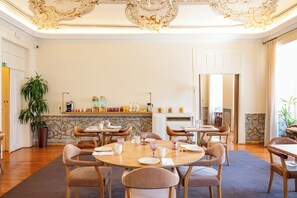 Tägliches inbegriffenes kontinentales Frühstück