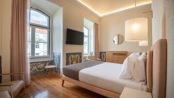 Premium tweepersoonskamer | Een kluis op de kamer, een bureau, een laptopwerkplek, gratis wifi