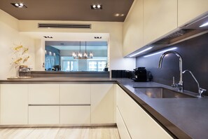 Appartement | Privékitchenette | Een oven, een vaatwasser, een broodrooster, kookgerei, borden en bestek