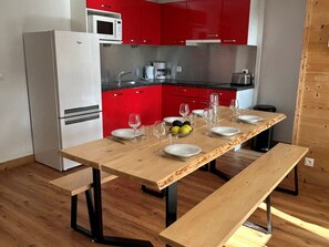 Jääkaappi, uuni, astianpesukone, kahvin-/teenkeitin