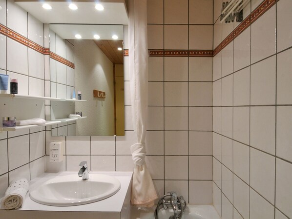 Bathroom - Functional divisible studio · Direct slope access · Pets allowed (Belle Plagne)