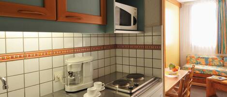 Kjøleskap, mikrobølgeovn, oppvaskmaskin og kaffetrakter/tekoker