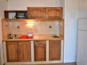 Fridge, stovetop
