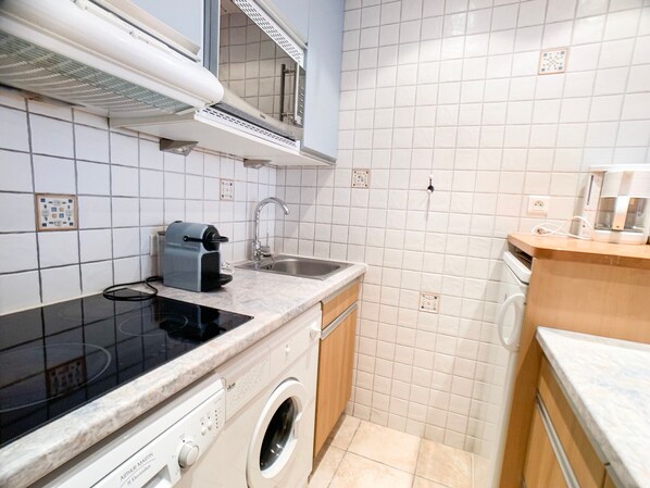 Kylskåp, mikrovågsugn, spishäll och diskmaskin