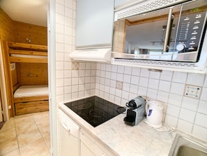 Réfrigérateur, micro-ondes, plaque de cuisson, lave-vaisselle