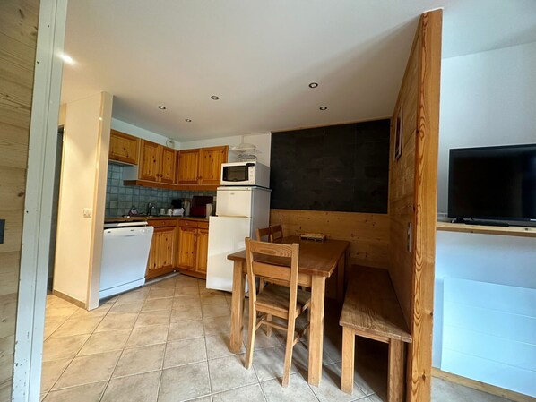 Fridge, microwave, dishwasher, coffee/tea maker