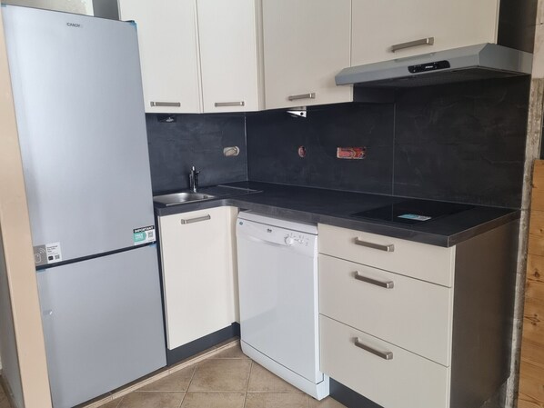 Refrigerador, microondas, lavavajillas y cafetera y tetera 