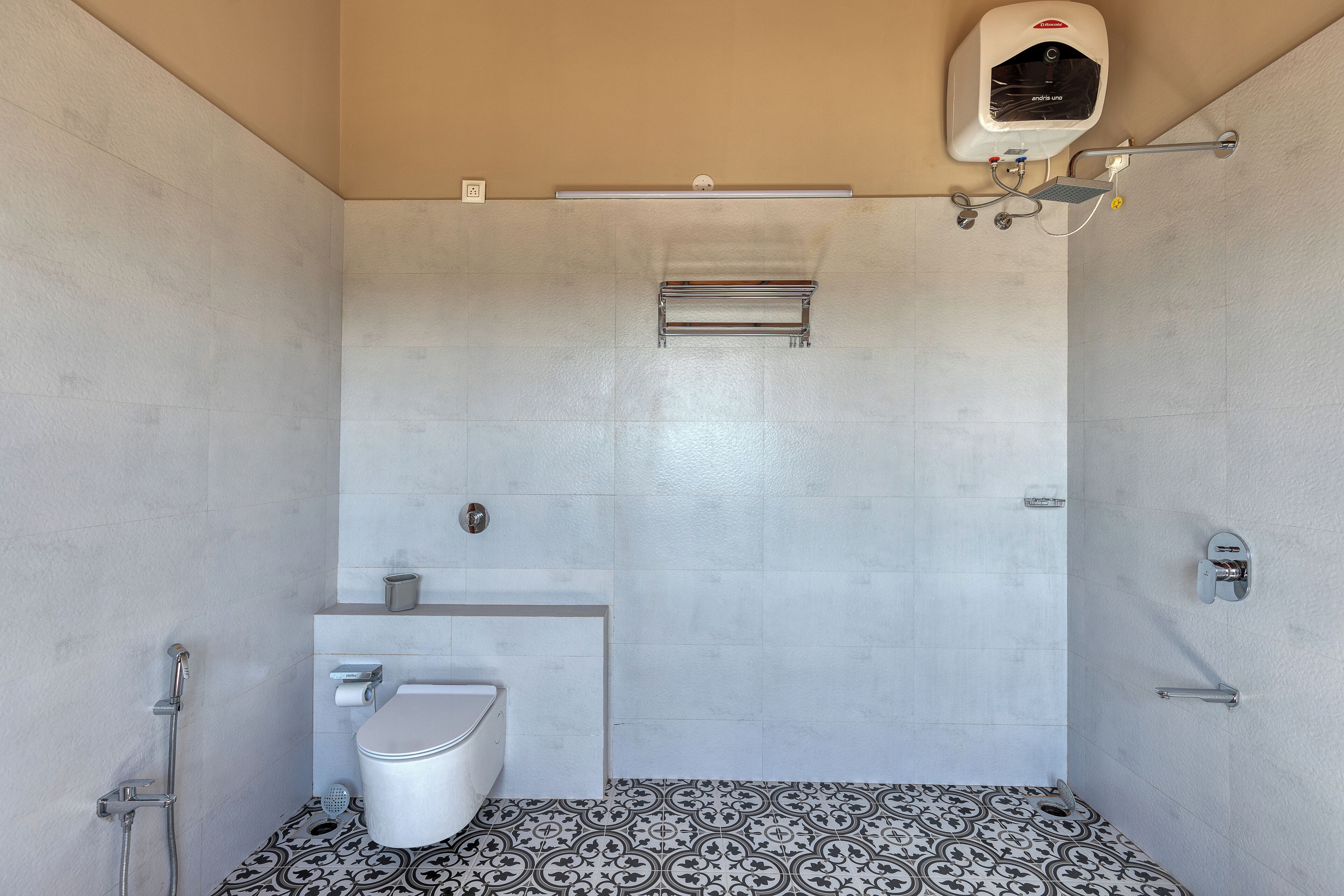 Un baño pequeño y moderno con inodoro, lavamanos y ducha.