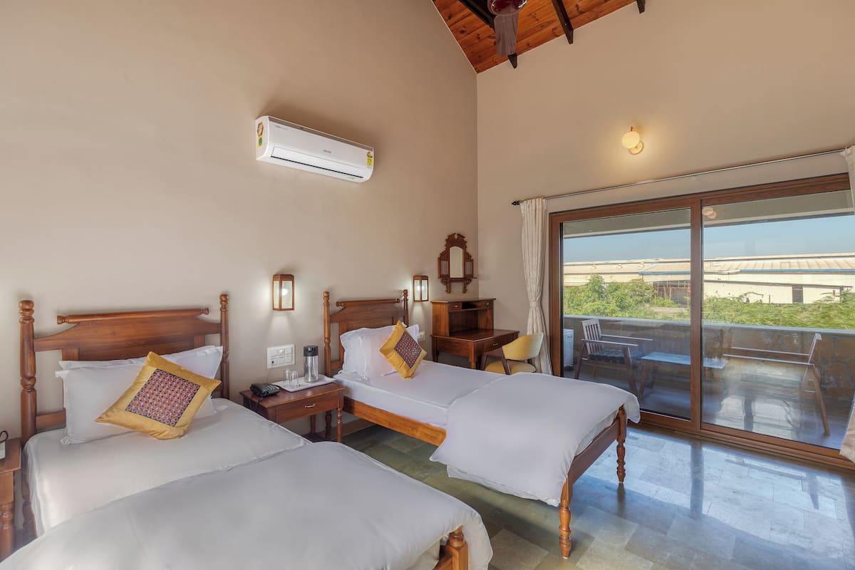 Deluxe Twin Room | Desk, laptop workspace, soundproofing, individually decorated