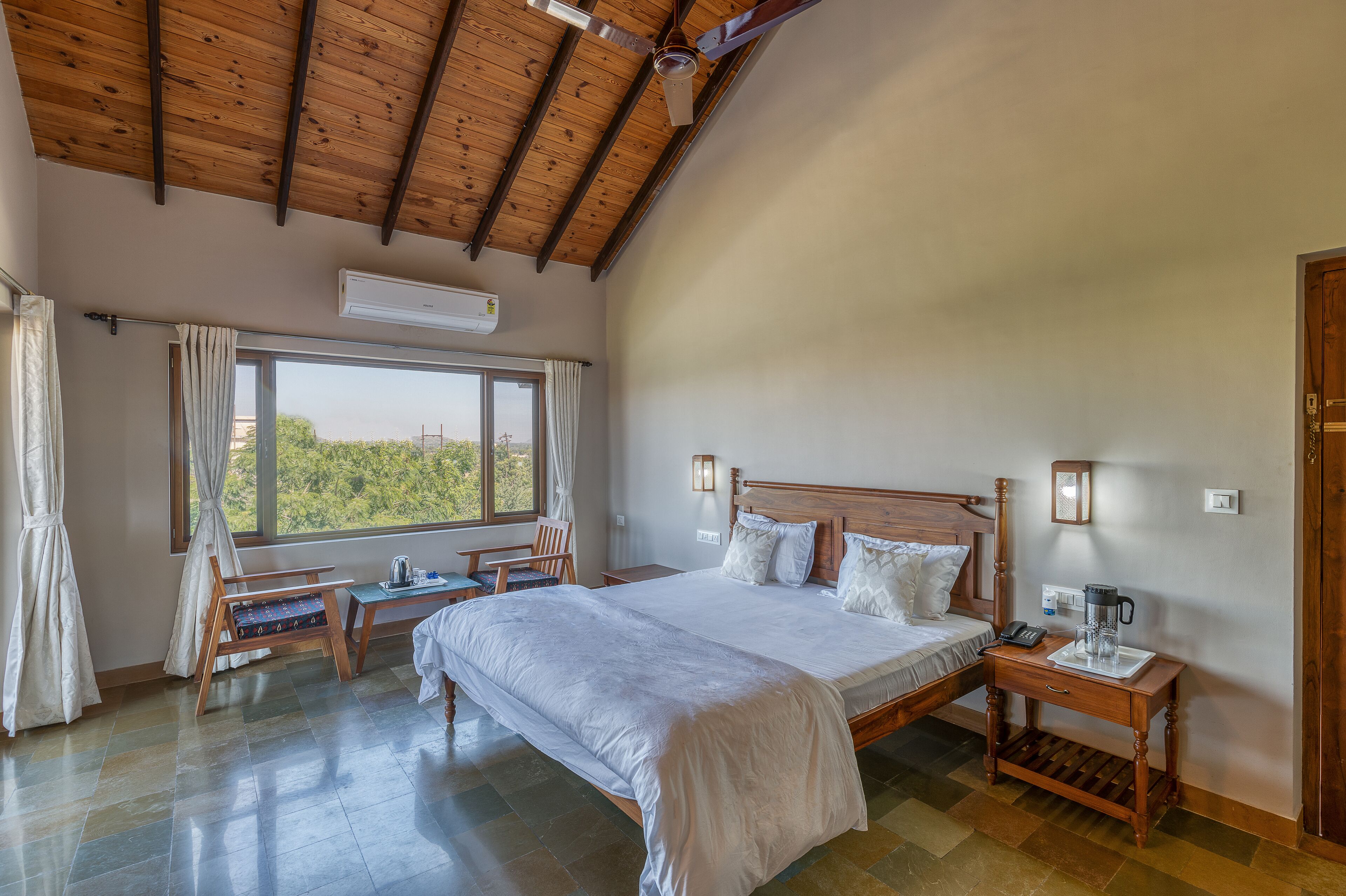 Phòng đôi Premium | Trang trí khác biệt, trang bị nội thất với thiết kế riêng biệt, bàn 