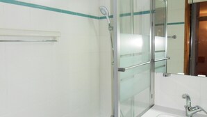 A bathroom with a glass shower enclosure, a white sink, and a mirror. - Functional studio at the foot of the slopes for 3/4 people, balcony, divisible living (Belle Plagne)