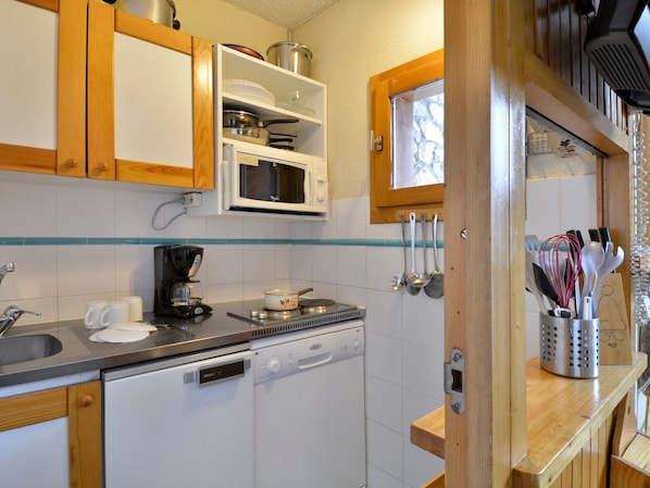 Fridge, microwave, dishwasher, coffee/tea maker