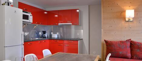 Fridge, oven, dishwasher, coffee/tea maker