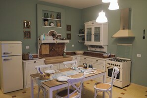 Oven, stovetop, dishwasher, coffee/tea maker - Suite Blue Laguna: Charm, Breeze and Freedom. (Chioggia)