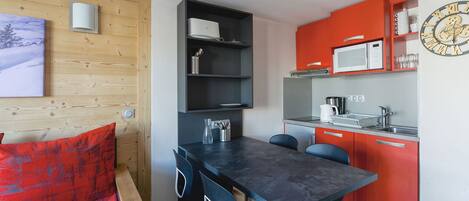 Réfrigérateur, lave-vaisselle, cafetière/bouilloire, grille-pain