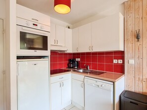 Kühlschrank, Ofen, Geschirrspüler, Wasserkocher mit Kaffee-/Teezubehör