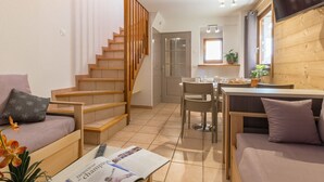 Un espace de vie moderne comprenant un escalier, un coin repas et une cuisine.