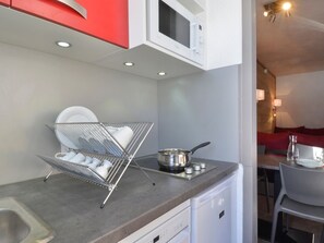 Fridge, dishwasher, coffee/tea maker, toaster