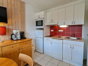 Fridge, oven, dishwasher, coffee/tea maker