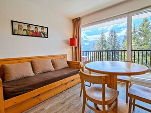 TV - Bright apartment in center with balcony and parking (Flaine)