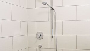 A shower area with white tiled walls and a floor drain. - Pfalzzeit - Der Wald (Weisenheim am Berg)