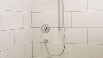 Regadera, secadora de cabello, toallas, jabón