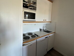 Fridge, dishwasher, coffee/tea maker, toaster