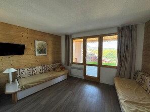 Flat-screen TV - Ski-in/ski-out apartment for 6 with balcony (Belle Plagne)
