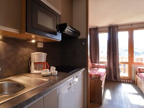 Een koelkast, een microgolfoven, een vaatwasser