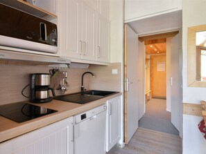 Fridge, oven, dishwasher, coffee/tea maker - Functional 2-room apartment with balcony and ski locker (Belle Plagne)